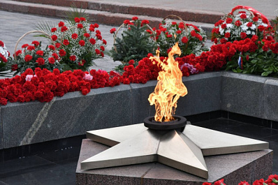 Действия студента, ломавшего цветы у горельефа на площади Славы, прокомментировала директор колледжа