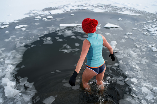 70 моржей: в Новосибирске завершился суточный марафон по заплыву в ледяной воде 
