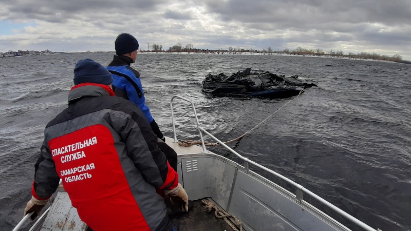 В Самарcкой области спасли 12 человек с перевернувшегося судна на воздушной подушке
