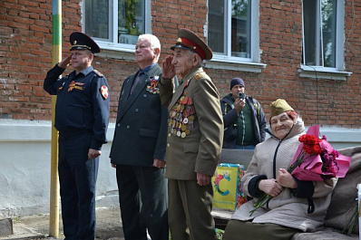 В Самаре проходит всероссийская акция "Парад у дома ветерана"