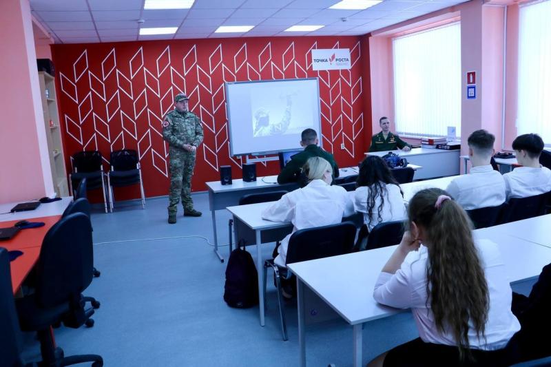 В Самарской области военнослужащие провели "Урок мужества" для старшеклассников