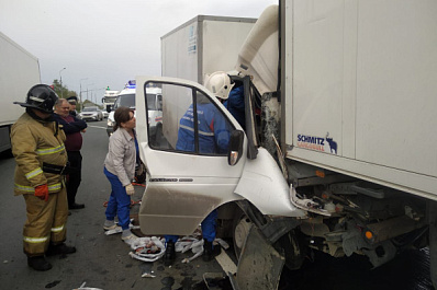 26 апреля в Самарской области "Газель" влетела в грузовик 