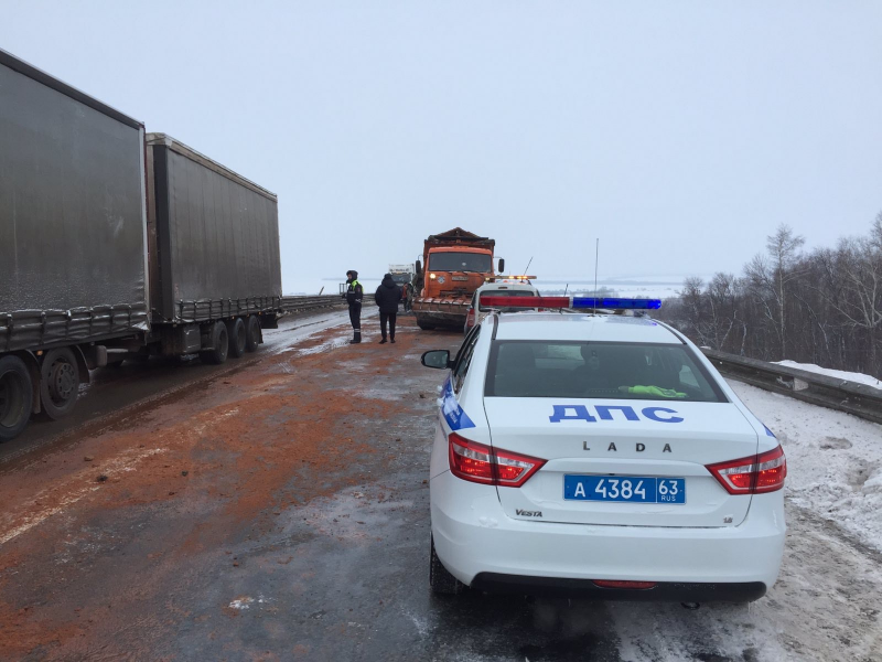 В Самарской области частично перекрыто движение на участке трассы М5 из-за возгорания фуры