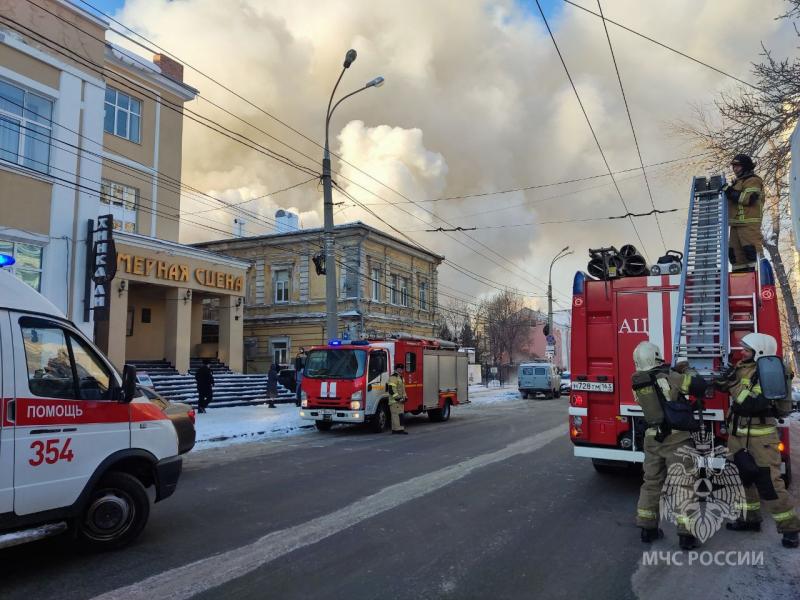 Три этажа в огне: в историческом центре Самары вспыхнул жилой дом