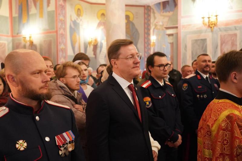 Губернатор Дмитрий Азаров встретил праздник Пасхи вместе с земляками в Софийском соборе