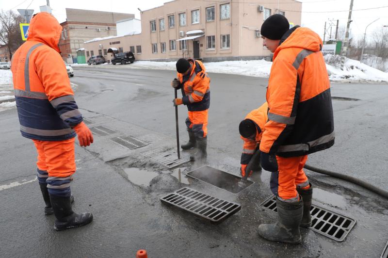 В Самаре приступили к ликвидации ледяных пробок в дождеприемниках