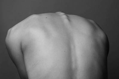 Привычка сутулиться: психологи объяснили, как опущенные плечи влияют на качество жизни