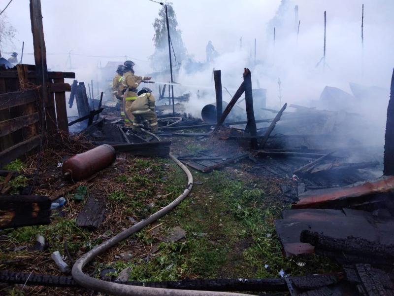 В Самарской области пожарным удалось потушить 300 "квадратов" горящих построек
