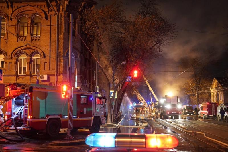 Работали всю ночь: в Самаре потушили крупный пожар в доме Челышева на площади 1 400 кв. м