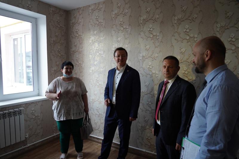 Дмитрий Азаров проверил качество жилья, построенного для переселения граждан из аварийных домов