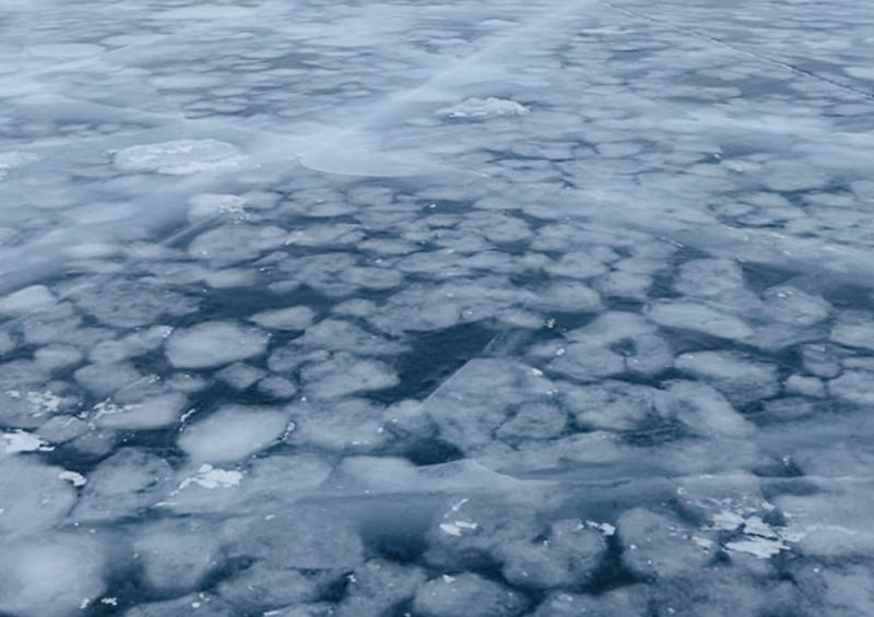 На реке Самаре ледокол "Терек-1" начал ломать замерзшее покрытие 