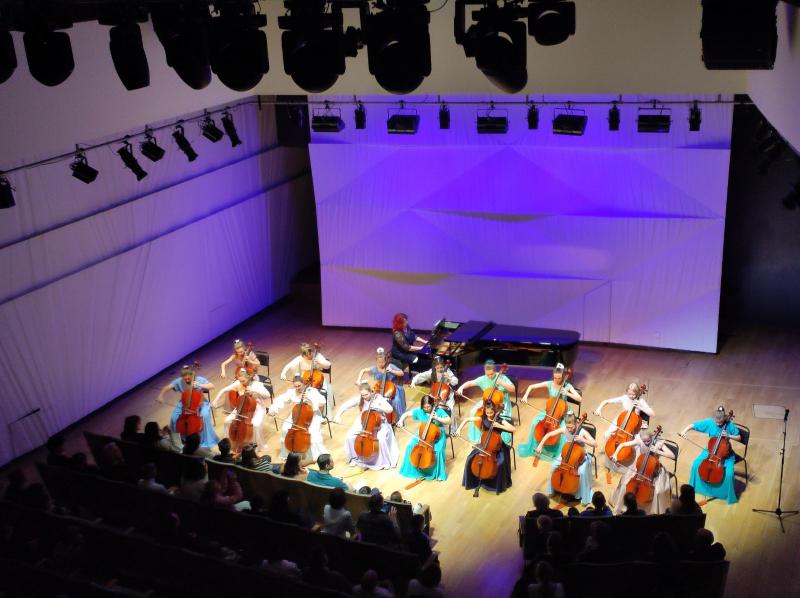 Ансамбль виолончелисток из Самарской области выступил в московском концертном зале 
