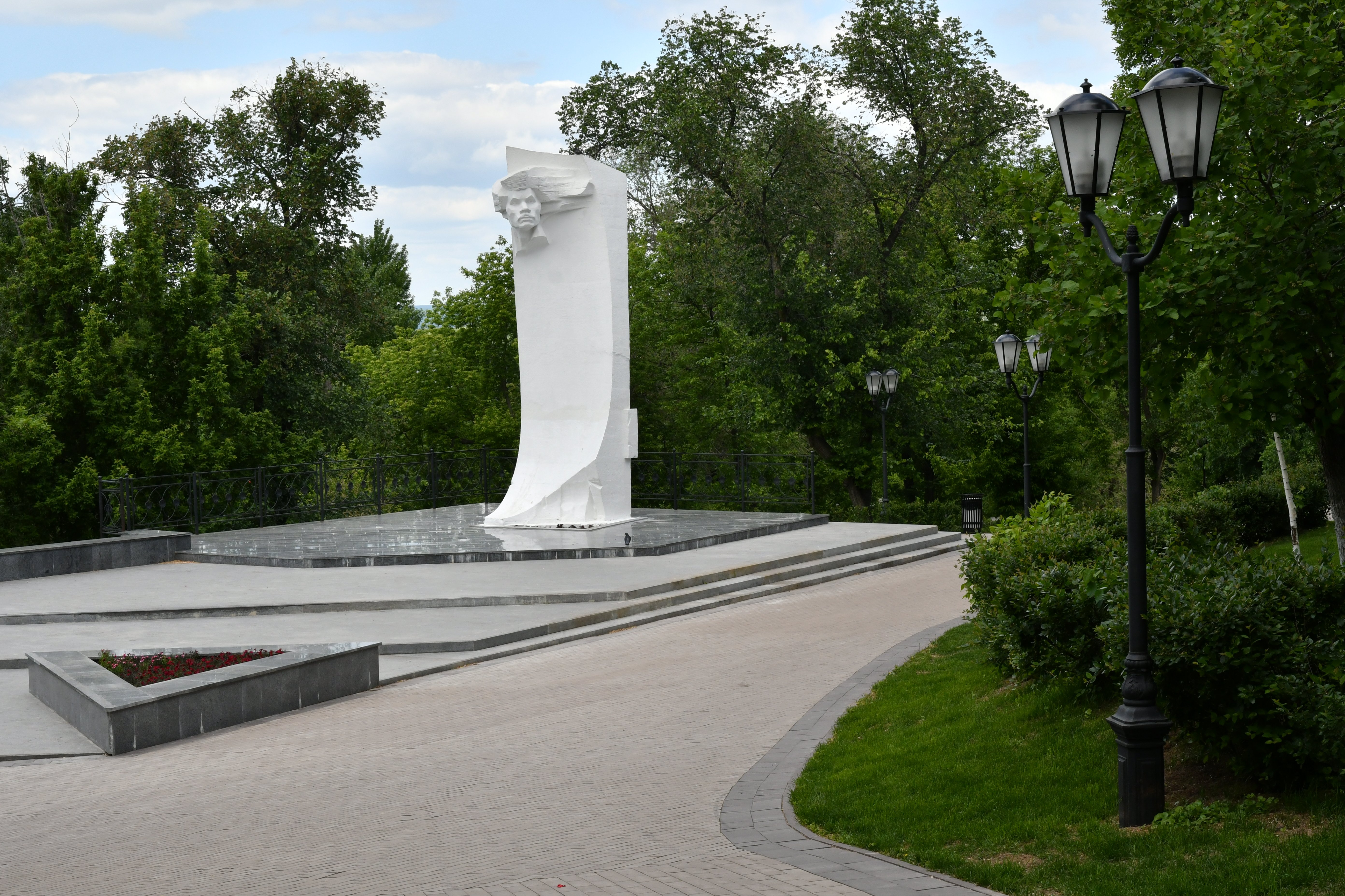 Парк памятник. Памятник Максиму Горькому в Самаре. Мемориал в Струковском саду Самара. Арка в Струковском парке Самара фото. Парк Гагарина в Самаре достопримечательности могила.