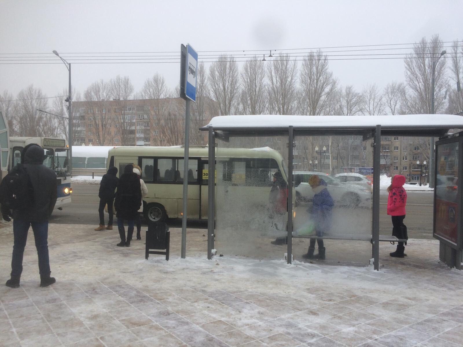 Заехал на остановку. Девушка на остановке.