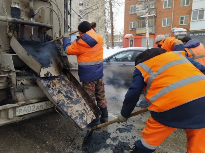 Дмитрий Азаров: дефекты при ремонте дорог подрядчики будут исправлять по гарантии за свой счет