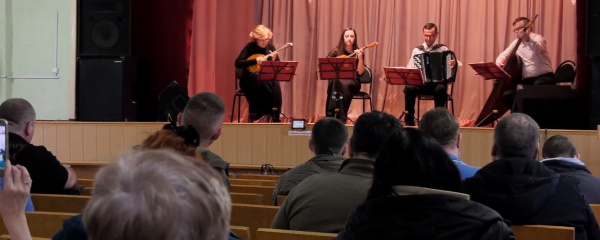 Артисты Самарской государственной филармонии исполнили песни о самом главном для бойцов СВО