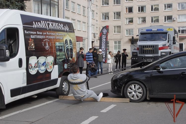 Блогер из Санкт-Петербурга сдвинул с места 19-тонный автомобиль