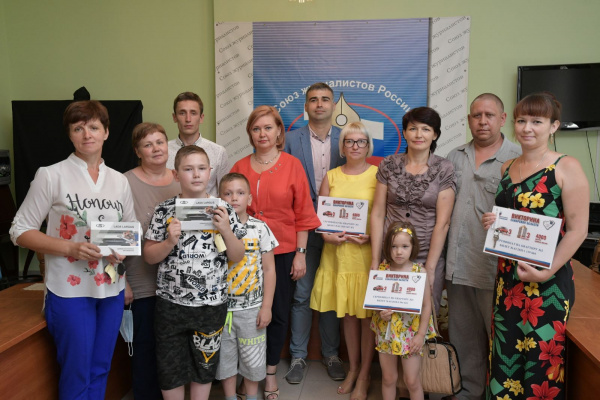 Победители викторины "Наша губерния-2020" получили ключи от машин и сертификаты на квартиры