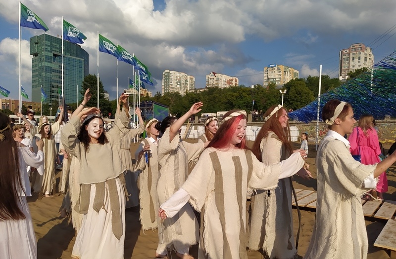 В День России на самарском пляже вырос фестивальный городок 