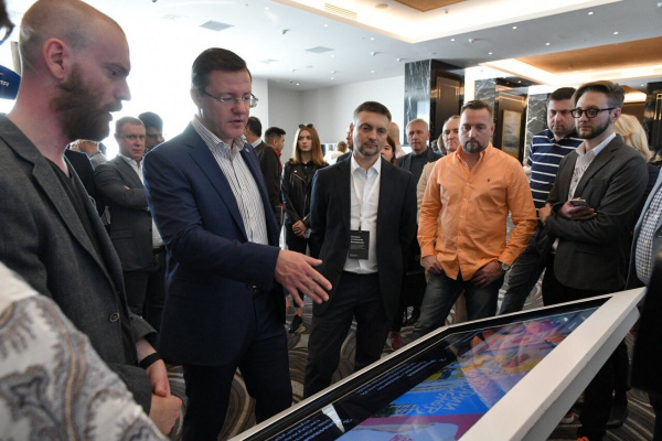 Дмитрий Азаров посетил в Самаре конференцию "Дизайн-выходные"