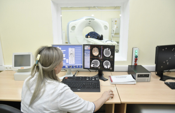 Вред суставам и никакой пользы: почему не стоит хрустеть шеей