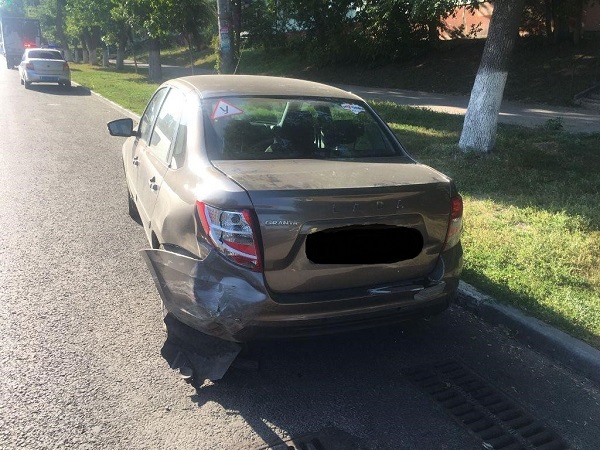 В Самаре пьяный водитель на "Гранте" въехал в припаркованную машину, которая сбила пешехода