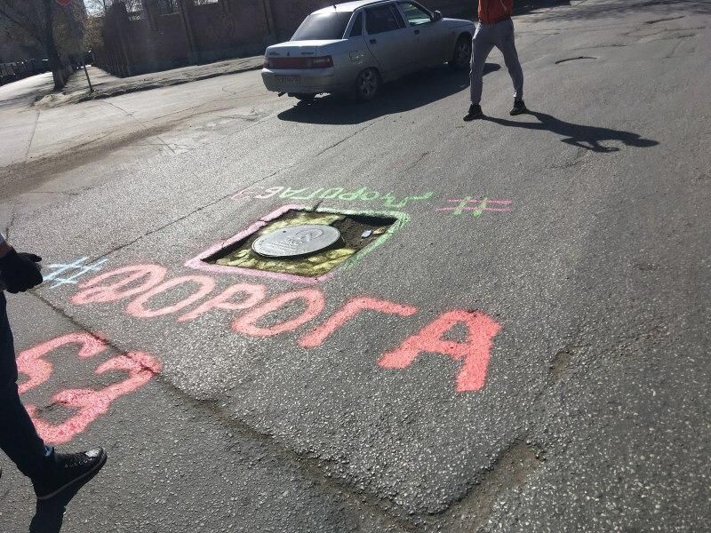 Активисты ОНФ начали обводить ямы на дорогах Самары светящейся в темноте краской