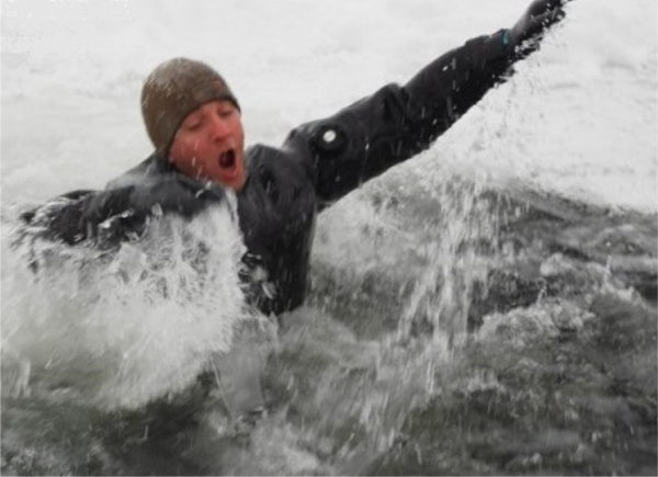Провалился под лед: в МЧС рассказали, как спасти человека из полыньи и что делать, если сам оказался в воде