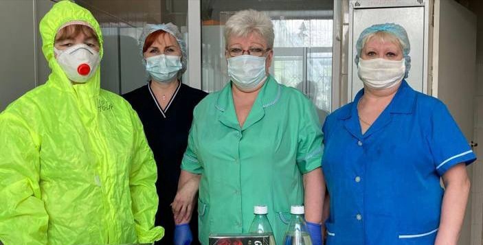 Сотрудники больниц Самары и Тольятти получили в подарок продуктовые наборы от "Пятерочки"