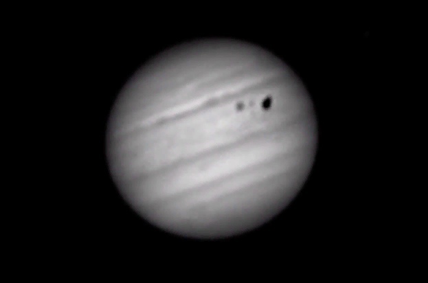 Фотограф из Сибири запечатлел тени от спутников Юпитера