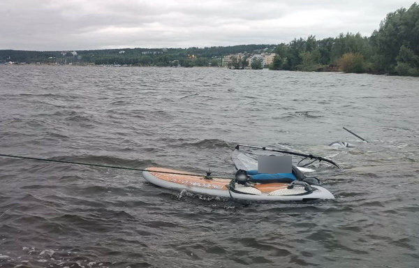 В Тольятти 28 июня виндсерфер застрял посреди Волги со сломанной мачтой