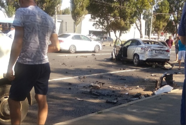 В ДТП с пятью автомобилями у ТЦ "Империя" в Самаре пострадали три человека