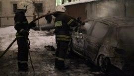 В Промышленном районе Самары 9 огнеборцев тушили автомобиль