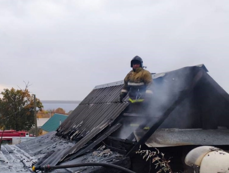 В Октябрьске потушили частную баню и надворные постройки