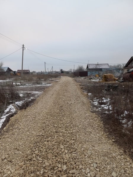 Почти новогодний подарок: после жалоб в соцсетях в Безенчукском районе отсыпали дорогу