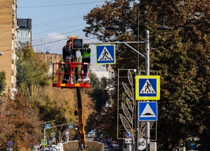 В Новокуйбышевске обновляют дорожные знаки и разметку