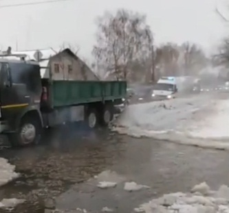 В Зубчаниновке затопило оживленный перекресток: застревают даже грузовики