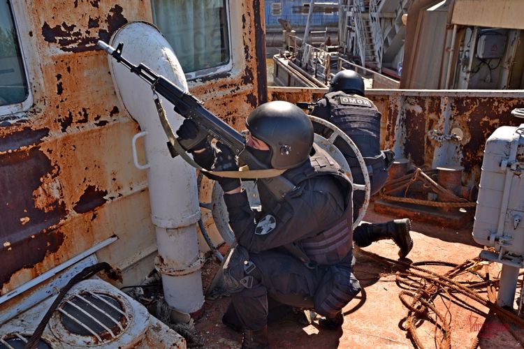 Самарский ОМОН провёл тренировку по обеспечению безопасности судоходства