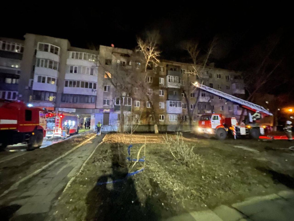 В Самаре горит квартира в пятиэтажке на Аэродромной