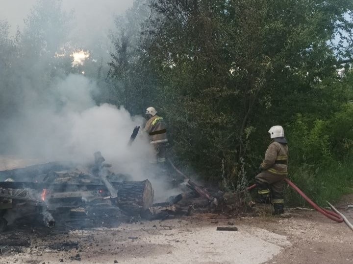 Пожар в Волжском тушили около двух часов
