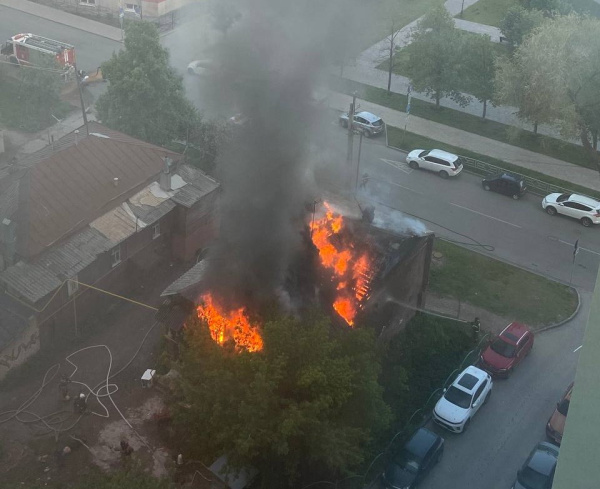 15 мая в Самаре спасли человека из горящей двухэтажки на улице Буянова