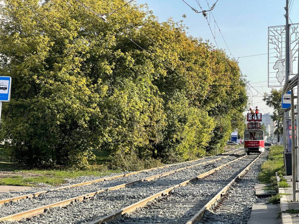 Самарцам рассказали, почему на обновленном участке трамвайных путей уложили ржавые рельсы и разные шпалы