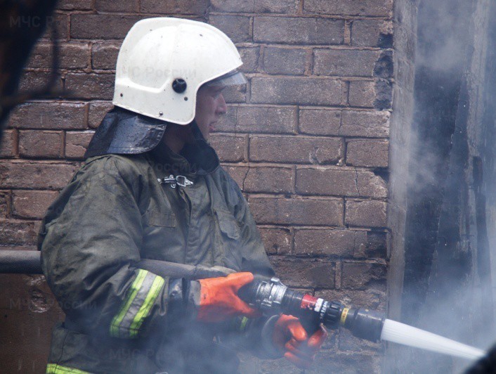 В Тольятти пожар на территории неработающего завода "Фосфор" тушили несколько часов
