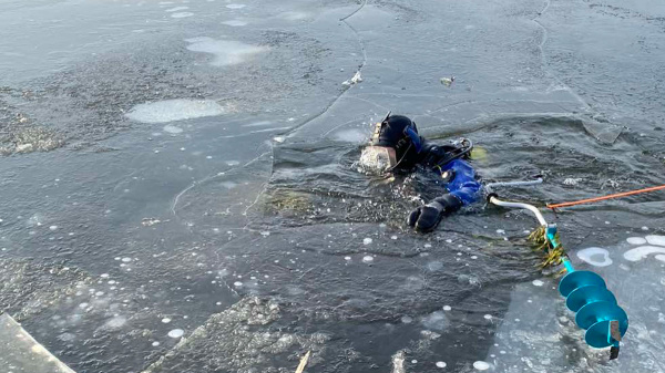 В Самарской области рыбак в темноте провалился в промоину и утонул