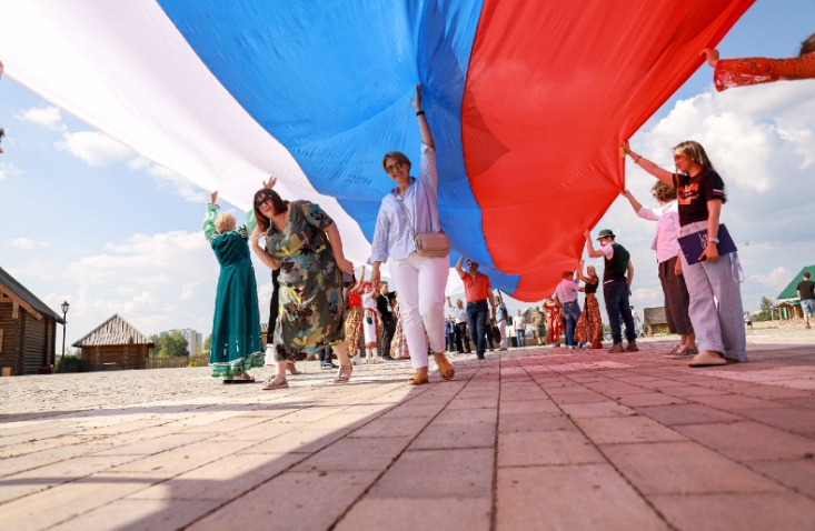 100-метровый флаг России развернули в Парке дружбы народов в Самаре