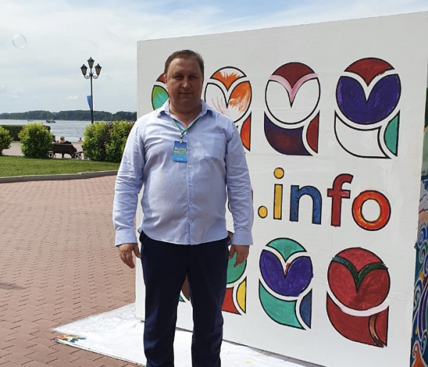 Интерактивный куб от Sova.info раскрасили известные общественники региона