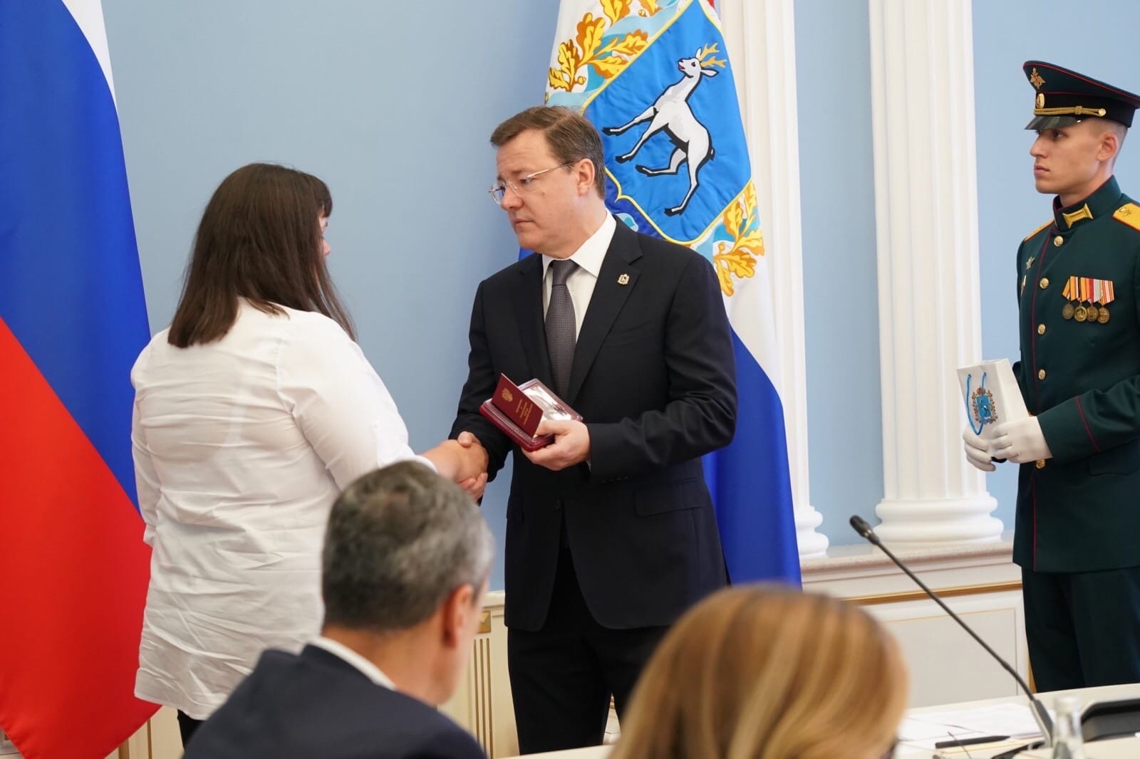 Губернатор вручил награды. Азаров вручает награду. Вручение медалей Путиным.