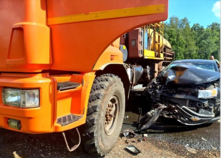 В Самарской области в ДТП с КамАЗом пострадали три женщины