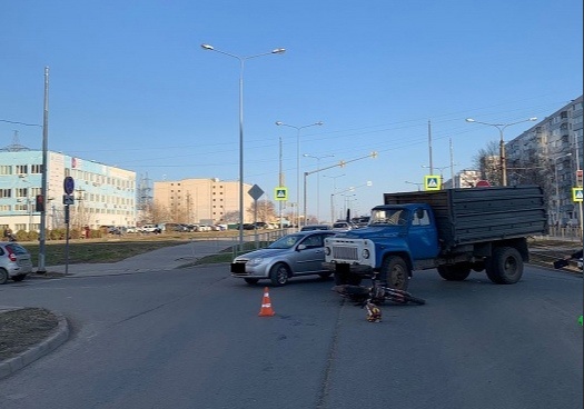 В Самаре грузовик сбил 16-летнего мотоциклиста на улице Тополей