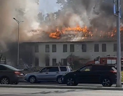 В Самаре загорелась и обрушилась кровля бывшего общежития на Мехзаводе